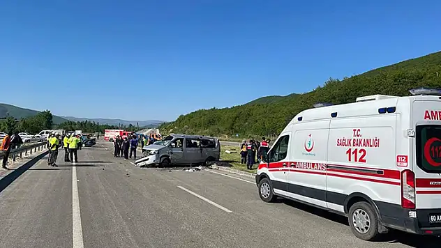 Tokat'ta minibüs ile otomobilin çarpışması sonucu 2 kişi öldü, 12 kişi yaralandı
