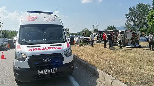 Tokat'ta otomobil ile minibüs çarpıştı: 18 yaralı
