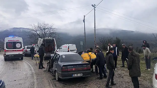 Tokat'ta otomobil, tıra çarptı: 6 yaralı
