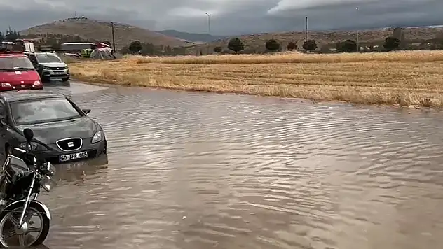 Tokat'ta sağanak cadde ve sokaklar suyla doldu
