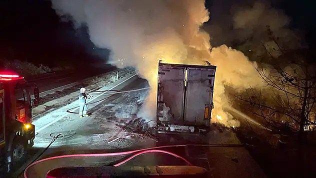 Tokat'ta seyir halindeki tır alev alev yandı olay anı kamerada
