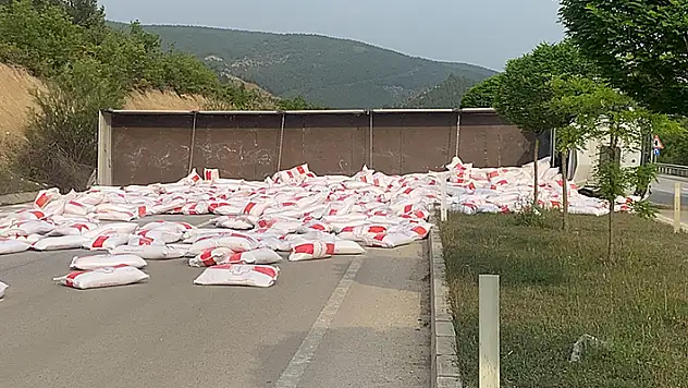 Tokat'ta un yüklü tır devrildi: Un çuvalları yola savruldu
