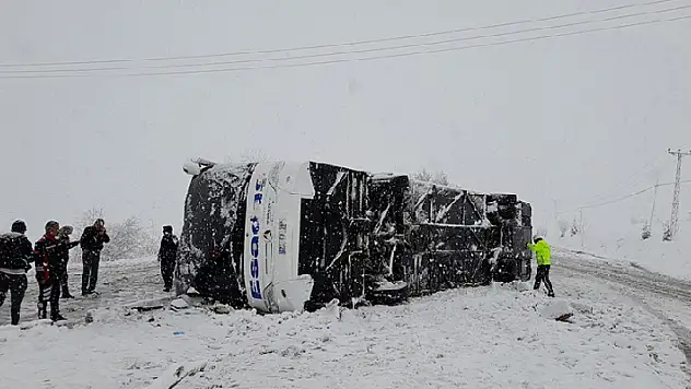 Tokat'ta yolcu otobüsü devrildi, 1 kişi öldü, 18 kişi yaralandı
