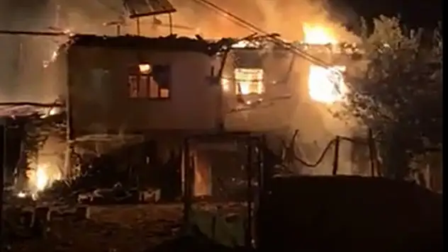 Tokat'ta 2 katlı ahşap evde yandı