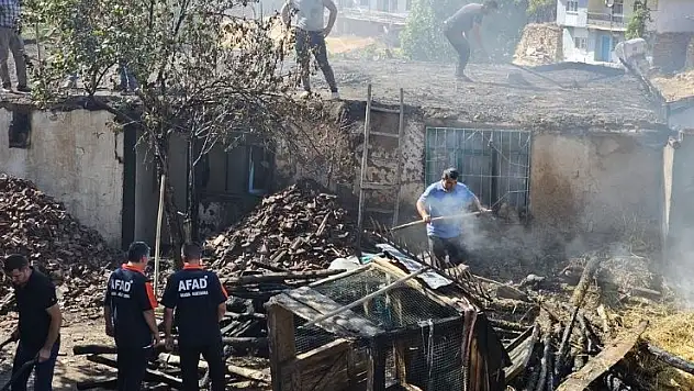 Tokat'ta bir ev ve samanlık tamamen yanarak kullanılmaz hale geldi
