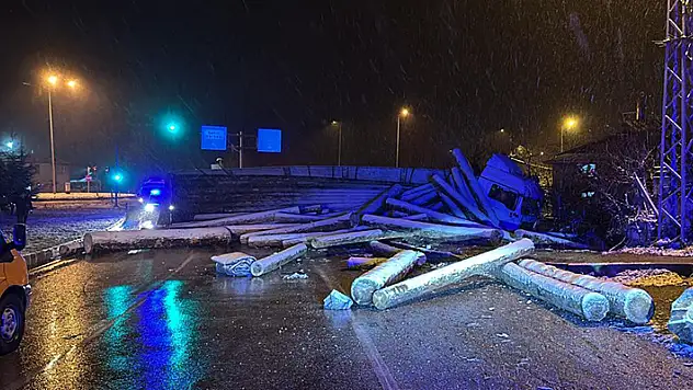 Tokat'ta buzlanma nedeniyle tomruk yüklü tır devrildi, yol ulaşıma kapatıldı

