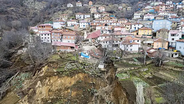Tokat'ta heyelan nedeniyle ikiye ayrılan köyün ulaşımı için çalışmalar sürüyor

