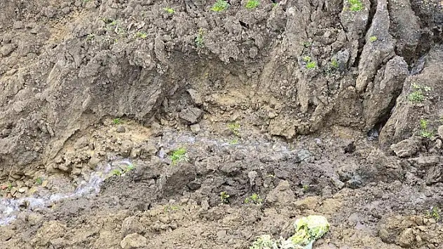 Tokat'ta heyelan sonrası çıkan su merak uyandırdı
