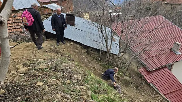 Tokat'ta heyelanın yıktığı köyde vatandaşların patika çilesi
