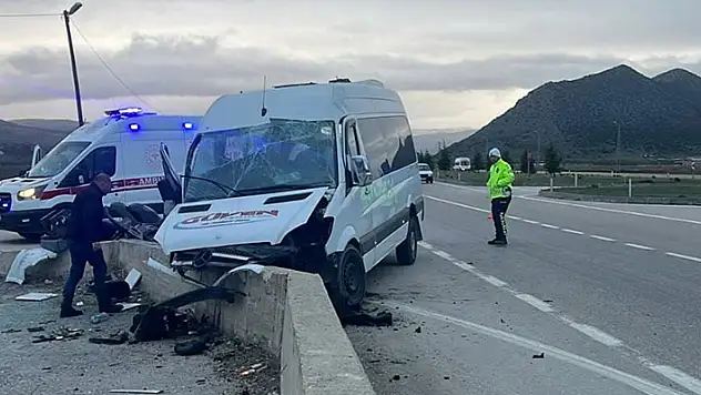 Tokat'ta istinat duvarına çarpan işçi servisindeki 21 kişi yaralandı