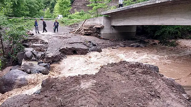 Tokat'ta sağanak menfezleri tıkadı, 5 mahalleye ulaşımı sağlayan yol göle döndü

