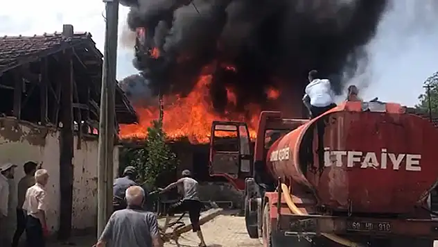 Tokat'ta tek katlı ahşap ev yangında küle döndü
