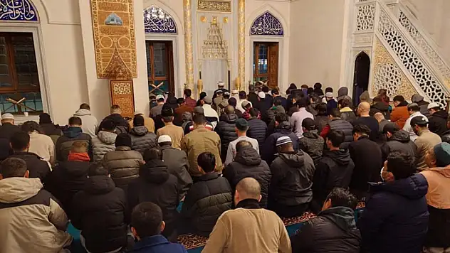 Tokyo'da Ramazan ayının ilk teravih namazı kılındı
