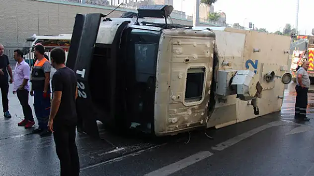 TOMA devrildi: 2 polis yaralı