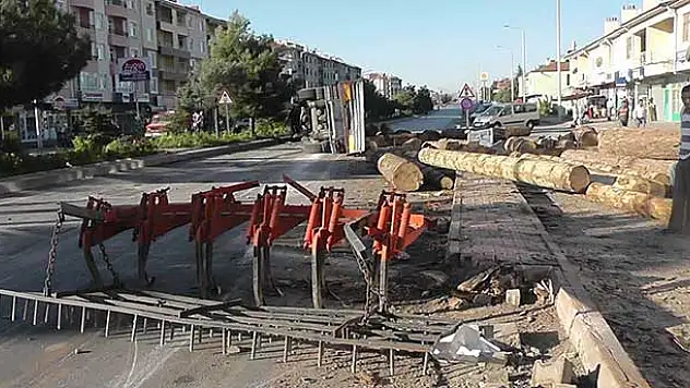 Tomruk yüklü tır devrildi iş yerleri zarar gördü