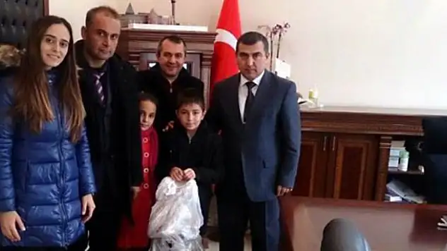 Topladıkarı atık kağıtlarla ihtiyaç sahibi engelliye tekerlekli sandalye aldılar