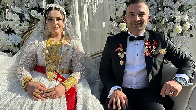 Toplanan takılar saymakla bitmedi! Geline 2 kilo altın, damada ise 3 milyon TL takıldı

