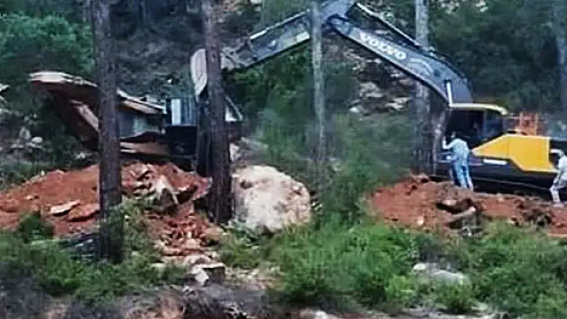 Toprak kaydı devrilen iş makinesinin altında kalan operatör öldü
