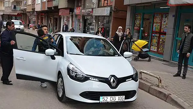 Topun peşinden koşan çocuğa otomobil çarptı
