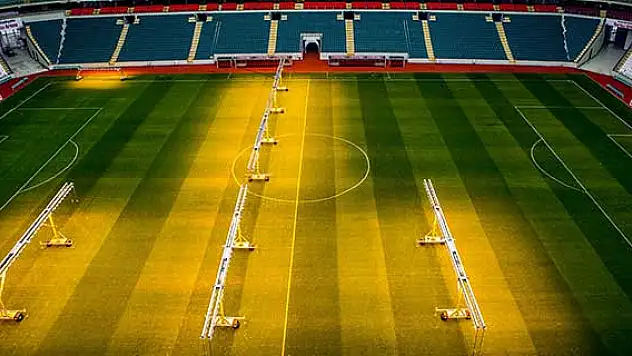 Torku Arena'da çimler 'solaryum'la esmerleşiyor