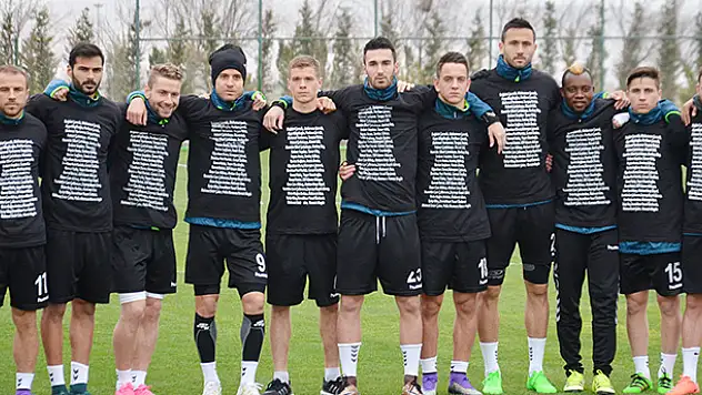 Torku Konyasporlu futbolcular antrenmana siyah tişörtle çıktı