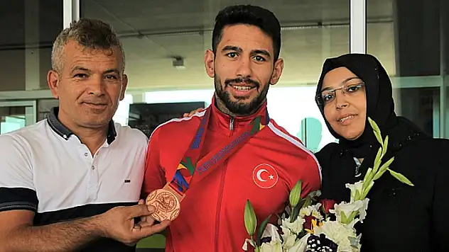 Torku Şeker Sporlu milli güreşçi Alihan Bayraktar yurda döndü
