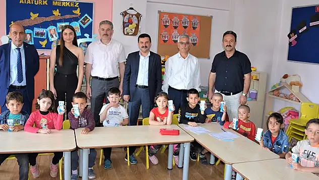 Torku'dan Hatay'daki okullarda süt dağıtımı
