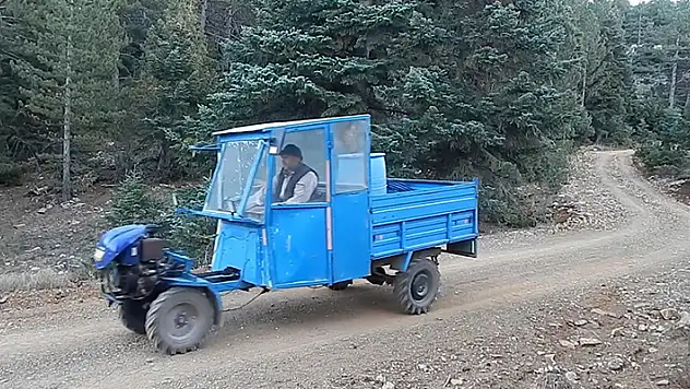 Toroslar'ın kuşları için varille su taşıyor
