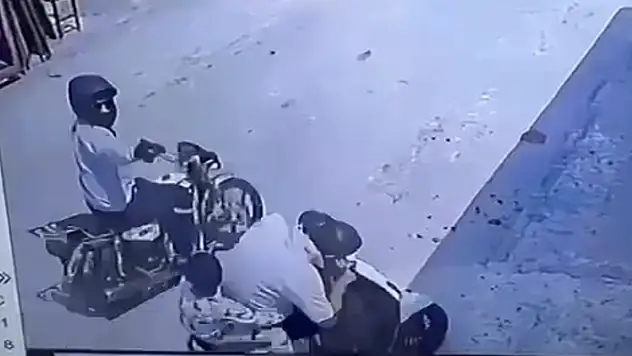 Torunlarının gözü önünde tabancayla başından vuruldu saldırı anı kamerada

