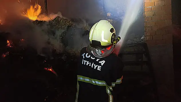 Tosya'da besi çiftliğinde çıkan yangında 600 balya saman kül oldu
