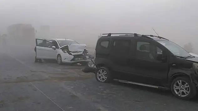 Toz savrulması çok sayıda kazaya neden oldu! Konya-Aksaray yolu trafiğe kapatıldı