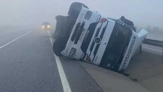 Toz şeker yüklü tır refüje girerek devrildi, 2 kişi yaralandı
