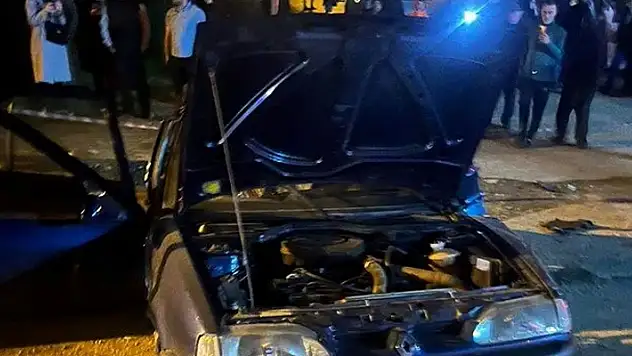 Trabzon'da çarpışan iki otomobil hurdaya döndü: 6 yaralı
