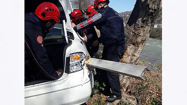 Trabzon'da feci kaza, karnına bariyer saplandı