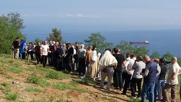Trabzon'da mezar manzarası için tartıştılar! Baygınlık geçirenler oldu 
