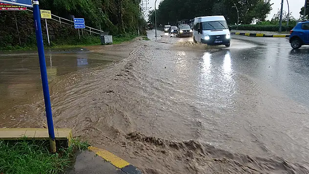 Trabzon'da sağanak cadde ve sokaklar suyla doldu
