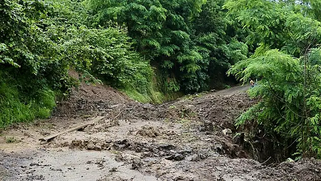 Trabzon'da sağanak hayatı olumsuz etkiledi
