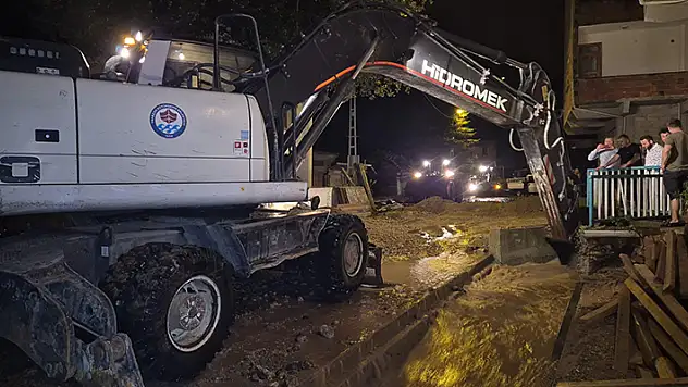 Trabzon'da sağanak sele neden oldu
