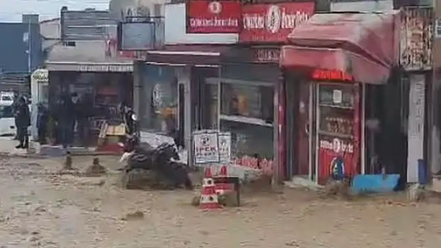 Trabzon'da su borusu patladı: Yollar göle döndü, iş yerlerini su bastı

