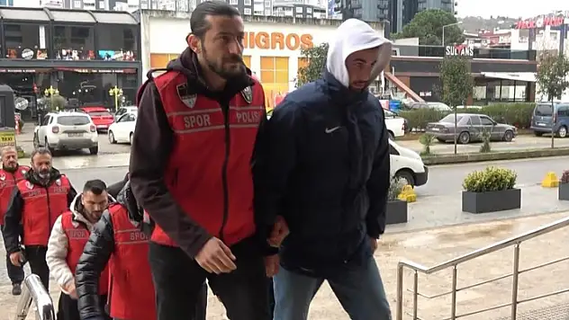 Trabzonspor-Fenerbahçe maçında sahaya girerek olaylara karışan 7 kişi adliyeye getirildi
