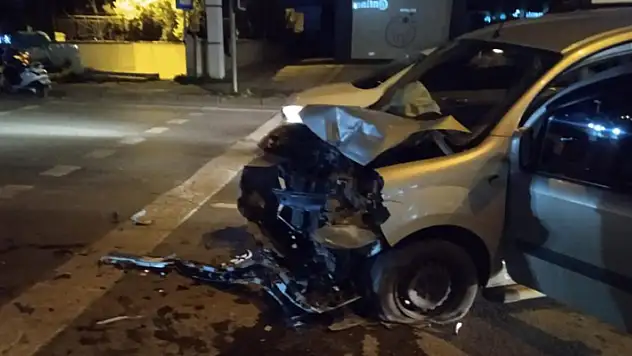 Trafik ışıklarında araçları hurdaya çeviren kazada yaralanan olmadı
