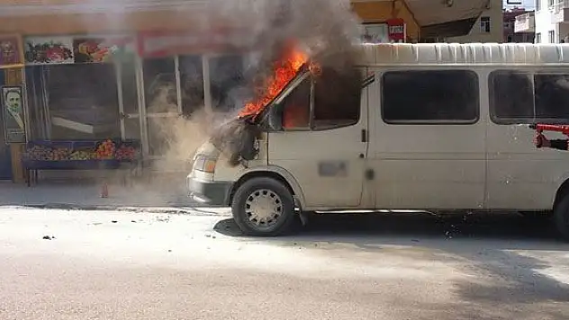 Trafik ışıklarında bekleyen minibüs alev aldı
