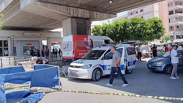 Trafik ışıklarında silahlı saldırı dehşeti! 1 kadın öldü, 2 kişi yaralandı
