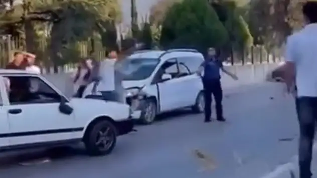 Trafik kazasının ardından tartıştığı 5 kişilik aileyi bıçakladı
