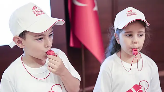 Trafik kuralı ihlaline karşı 'kırmızı düdük' kampanyası