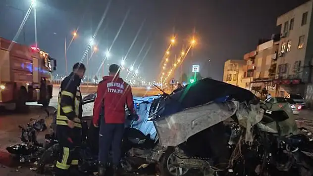Trafik levhası direğine çarpan otomobil kağıt gibi yırtıldı, sürücü hayatını kaybetti