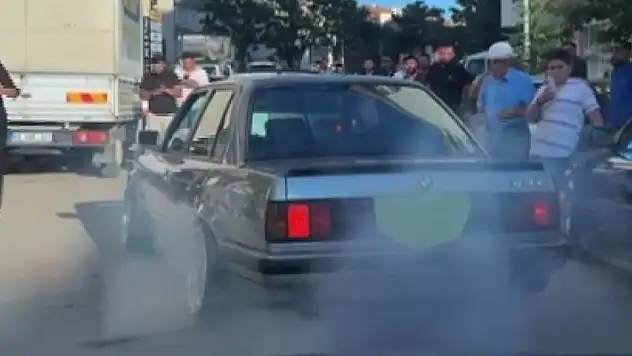 Trafik magandası lastik yaktı, herkes onu görüntülemek için adeta sıraya girdi