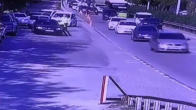 Trafik polisi kaçmak isteyen otomobili durdurmaya çalışırken böyle sürüklendi