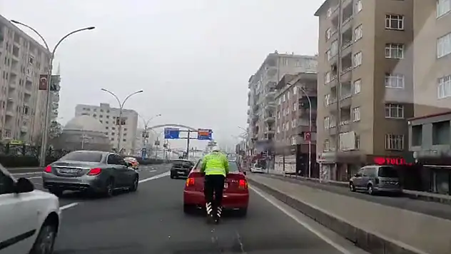 Trafik polisi, yakıtı biten otomobili 2 kilometre iterek akaryakıt istasyonuna götürdü

