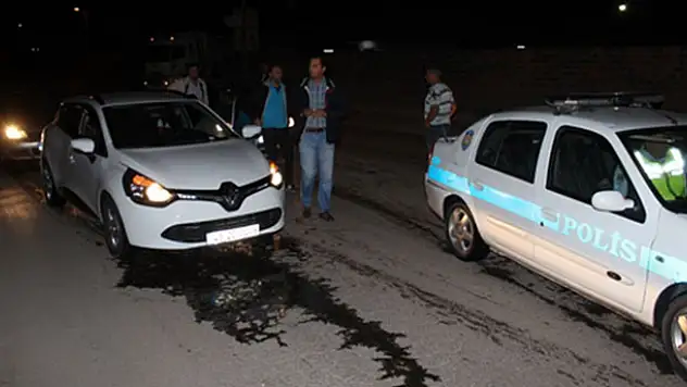 Trafik polisine çarpıp kaçtı!